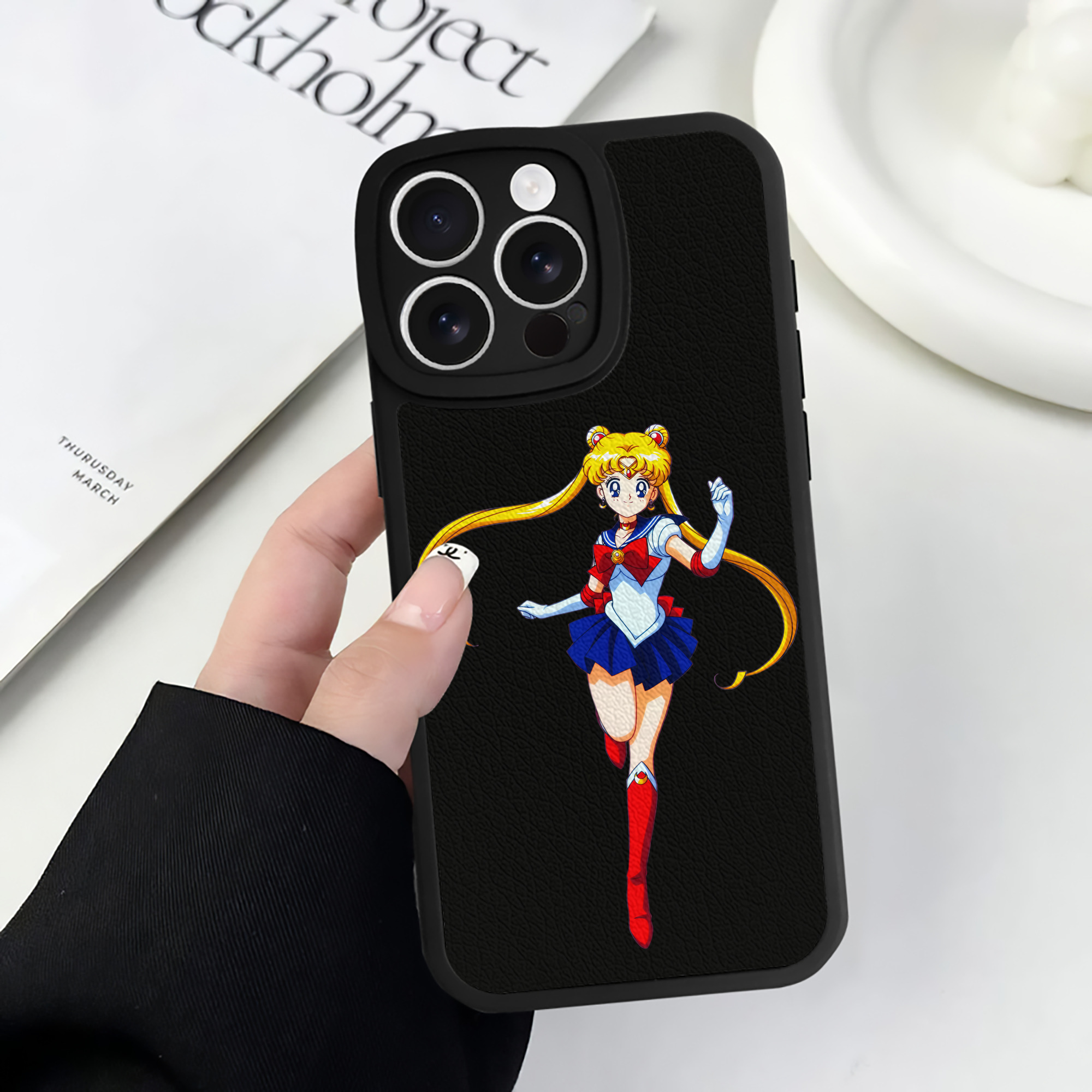 （画像用） 美少女戦士セーラームーン 月野 うさぎ つきの うさぎ Sailor Moon Tsukino Usagi 【iPhone 16シリーズ対応】シリコンスマホケース（レザー調） 材質：シリコン